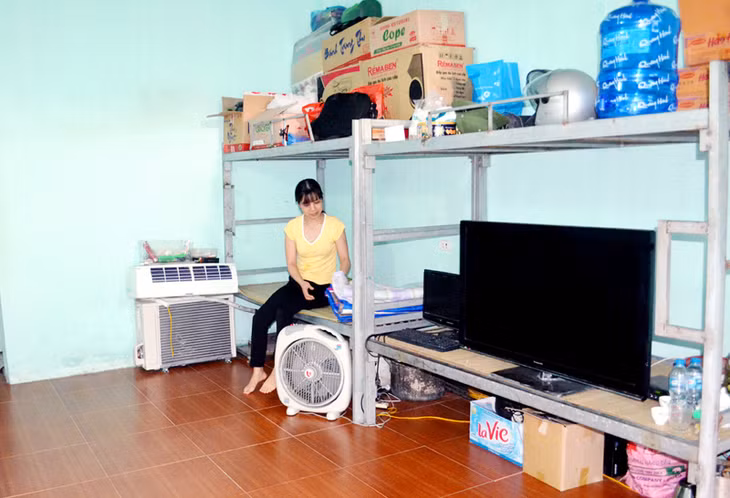 Gia đình chị Nguyễn Thị Thuỷ ở tổ 2, khu 4, phường Mông Dương - một trong những hộ bị thiệt hại nặng nề được bố trí chỗ ở tại khu tập thể Công ty CP Liliama.