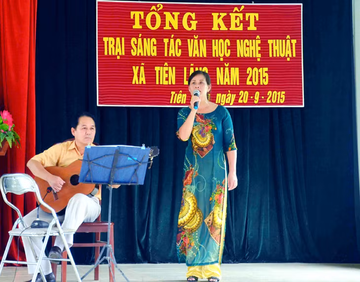 Biểu diễn công bố một tác phẩm âm nhạc trong lễ tổng kết trại sáng tác VHNT xã Tiên Lãng.