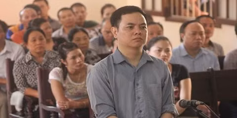 Bị cáo trước vành móng ngựa.