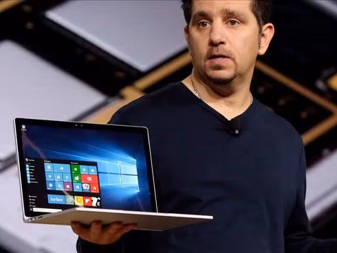 Panos Panay trong buổi ra mắt Surface Book hôm 6/10 vừa qua - Ảnh: AP
