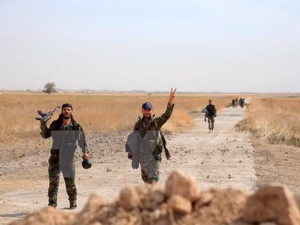 Binh sỹ quân đội Syria tuần tra gần sân bay quân sự Kweyris, tỉnh Aleppo ngày 18/10. (Nguồn: AFP/TTXVN) 