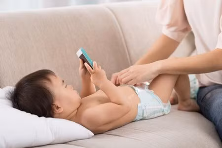 Trẻ em có thể thiếu đi những nhận thức về mối quan hệ với cha mẹ nếu tiếp xúc smartphone quá sớm.