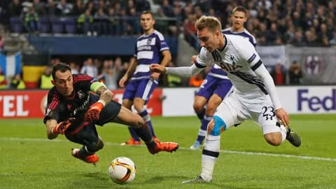 Tottenham (áo trắng) bất ngờ gục ngã trước Anderlecht