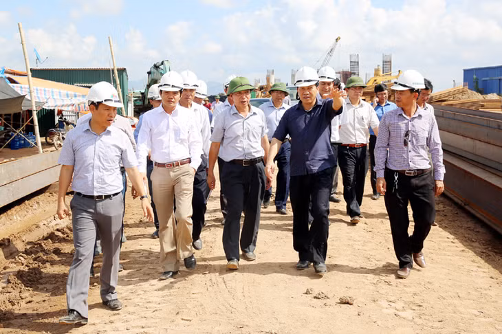 Đồng chí Nguyễn Văn Thành, Phó Chủ tịch UBND tỉnh kiểm tra tiến độ thi công tại gói thầu số 2 dự án Đường nối TP Hạ Long với cầu Bạch Đằng