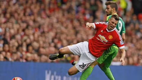 Việc dồn sự tập trung cho trận derby Manchester có thể khiến M.U (trái) gục ngã ở trận này.