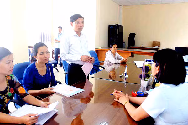 Đồng chí Nguyễn Xuân Ký, Uỷ viên BTV Tỉnh uỷ, Bí thư Thành uỷ Móng Cái kiểm tra hoạt động của Trung tâm Hành chính công thành phố. Ảnh: Vi Thu (CTV)