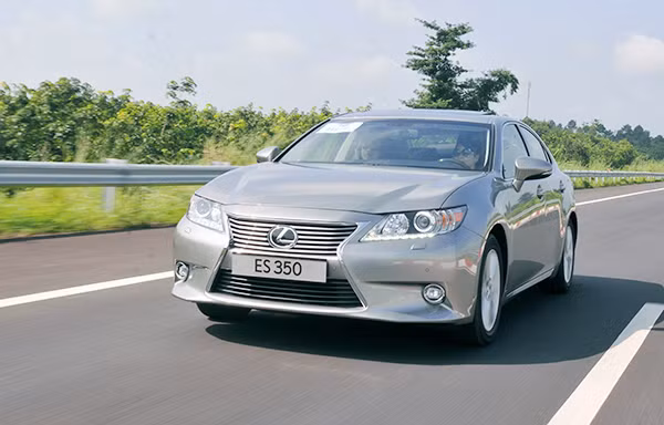 Lexus ES250 sang trọng, thể thao.