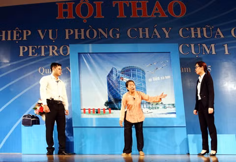 Phần thi lý thuyết của Công ty Xăng dầu B12 với tiểu phẩm “Có một chuyện như thế”.