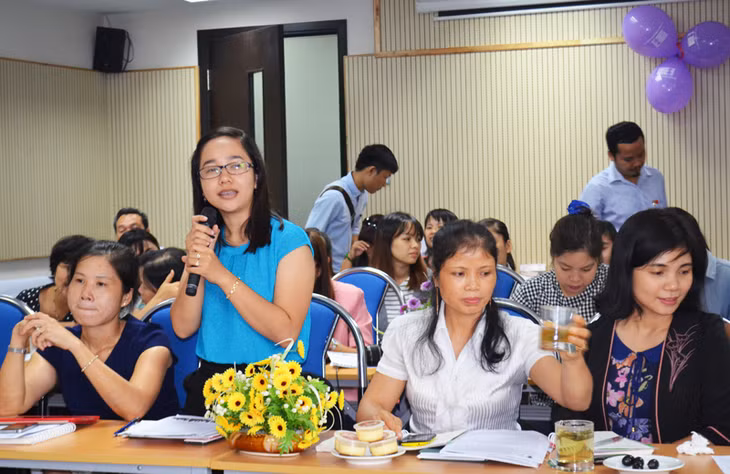 Phóng viên Sơn Thị Thanh Tuyền, phóng viên báo Trà Vinh phát biểu ý kiến tại buổi tọa đàm