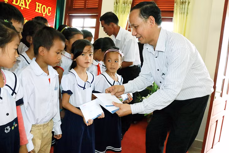 Đại diện Quỹ Xã hội - Từ thiện Báo Quảng Ninh tặng &nbsp;học bổng cho học sinh Trường PTCS Bản Sen.