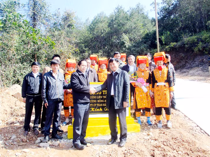Công ty CP Than Hà Tu bàn giao đường nội thôn Khe Nà, xã Lương Mông. Ảnh: Thanh Sơn (CTV)