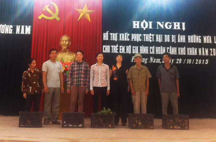 trao gần 1.400 con gà giống cho trên 40 hộ gia đình để mở rộng đàn gà