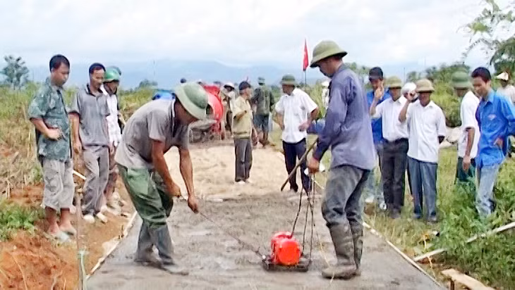 Người dân xã Quảng Long tích cực tham gia làm đường giao thông, xây dựng kênh mương nội đồng trong chương trình xây dựng nông thôn mới.