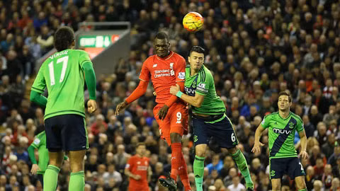 Liverpool (áo đỏ) mới bị Southampton cầm chân 1-1 ngay tại Anfield