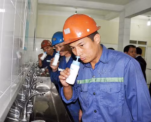 Công tác chăm lo, bảo vệ sức khỏe cho người lao động luôn được Công ty Than Dương Huy quan tâm. Trong ảnh: Thợ lò Công ty Than Dương Huy rửa mũi sau ca làm việc.