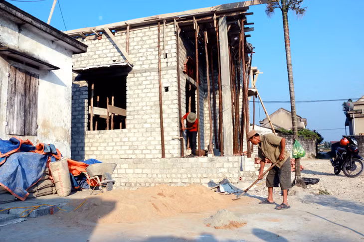 “Ngôi nhà tình thương” của gia đình ông Hoàng Văn Kim sắp hoàn thành từ sự giúp đỡ của Hội Nạn nhân chất độc da cam/dioxin tỉnh.