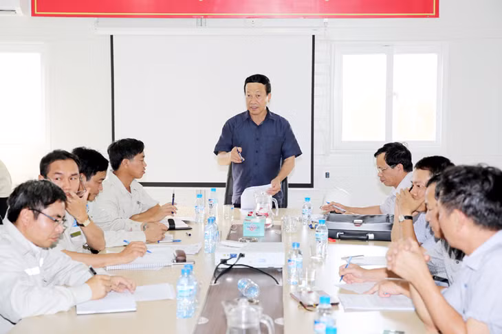 Đồng chí Nguyễn Văn Thành, Phó Chủ tịch UBND tỉnh kiểm tra tiến độ thi công dự án Cầu Bạch Đằng, đường dẫn và núi giao thông cuối tuyến.
