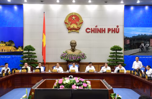 Chính phủ quyết định hoãn trình kế hoạch tăng lương đến đầu năm sau. Ảnh: VGP