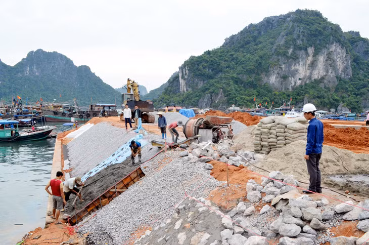 Thi đua lao động chào mừng thành công Đại hội tại bến tàu du lịch cảng Cái Rồng (Vân Đồn).