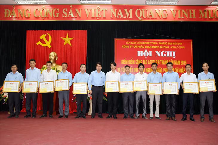 Đồng chí Nguyễn Trọng Tốt, Giám đốc Công ty CP Than Mông Dương tặng giấy khen cho các tập thể, cá nhân tiêu biểu.