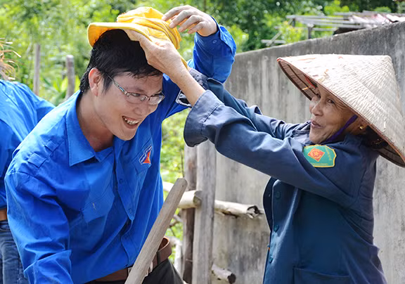 Ban Thường vụ Đoàn Khối các cơ quan tỉnh trong chuyến đi tình nguyện hỗ trợ người dân làm 80m đường liên thôn tại xã Bản Sen, huyện Vân Đồn.