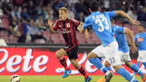 Honda (trên) và đồng đội sẽ vấp ngã ngay trên sân nhà trước Sassuolo