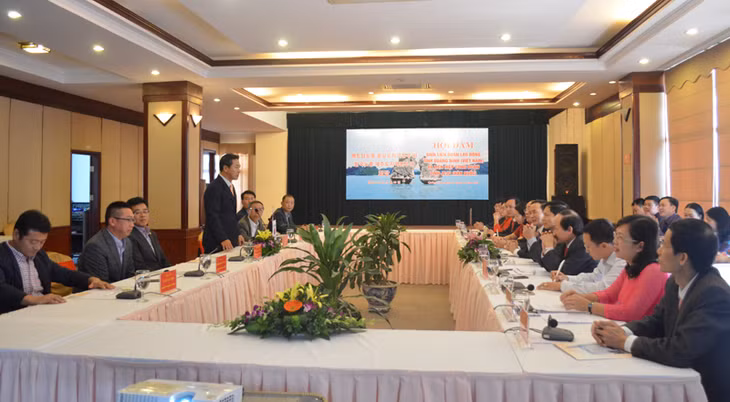 Đồng chí Lee Sang Choen, Chủ tịch Liên hiệp Công đoàn tỉnh JeJu - Hàn Quốc giới thiệu về tổ chức công đoàn của Hàn Quốc