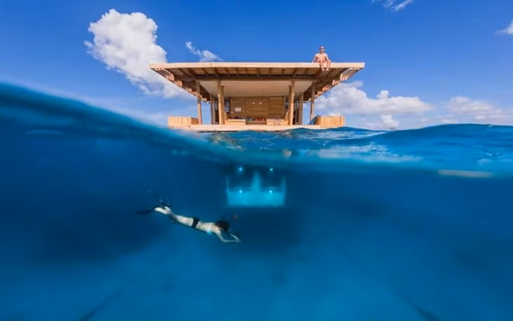  Manta (Tanzania): Thực ra Manta là khách sạn nổi, thay vì hoàn toàn chìm dưới nước. Nhưng điều đó lại cho phép những ai ghé chân đến nơi này trải nghiệm những điều khác lạ: ban ngày ngắm lòng đại dương, ban đêm ngắm sao trời. Điểm nổi bật của Manta là khi ở trong phòng khách sạn này, bạn có thể ngắm đại dương với trọn vẹn 4 hướng 360 độ. 