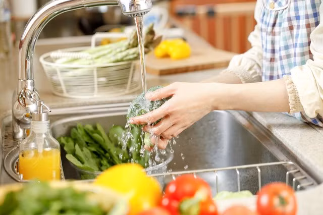 Nên rửa rau quả nhiều lần dưới vòi nước sạch. Ảnh minh họa