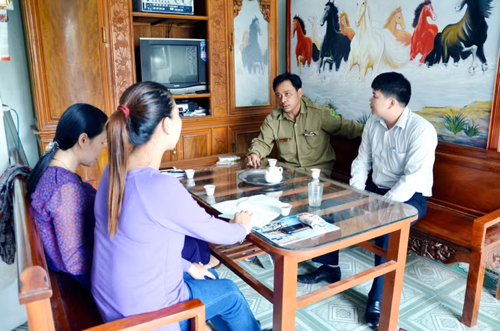 Lãnh đạo và cán bộ chính sách phường Hà An (TX Quảng Yên) động viên gia đình ông Trần Văn Nhẫn vận động con đi xuất khẩu lao động ở Hàn Quốc về nước đúng hạn.