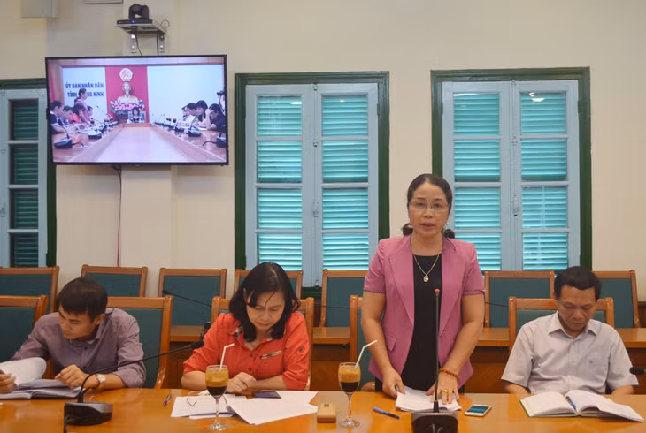 Lãnh đạo Sở GD&ĐT phát biểu tại cuộc họp.