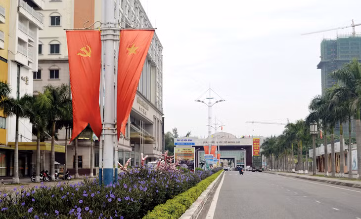 Đại lộ Hoà Bình và cầu Ka Long rực rỡ cờ hoa...