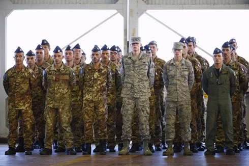 Binh sĩ NATO chuẩn bị tham gia một cuộc tập trận tại căn cứ không quân Birgi ở thành phố Trapani, Italy, ngày 19/10. (Ảnh: Reuters).