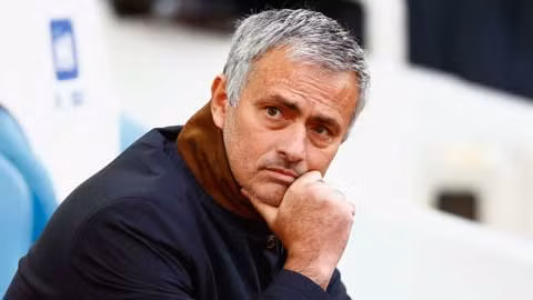 Jose Mourinho đang trong bộn bề lo toan tương lai của chính mình