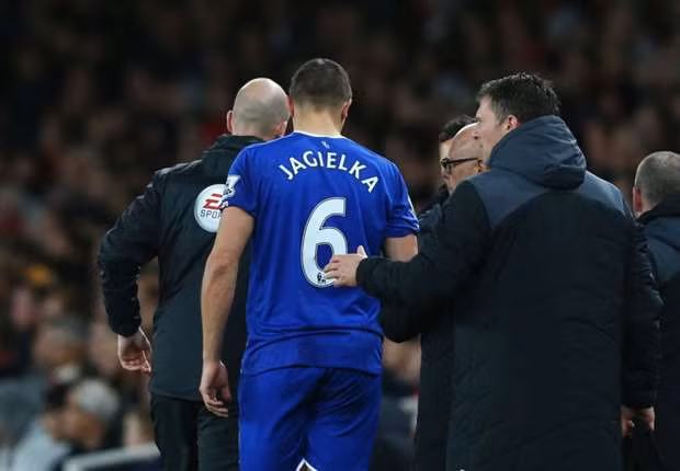  Jagielka chấn thương khá nặng. Ảnh internet.