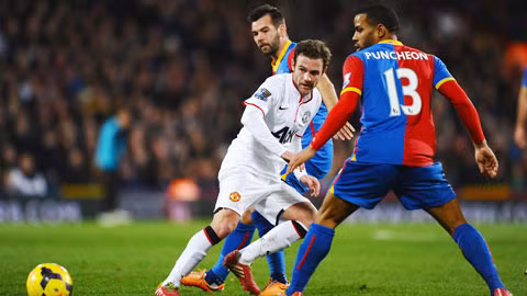 Mata (áo trắng) và đồng đội phải giành 3 điểm trước Crystal Palace