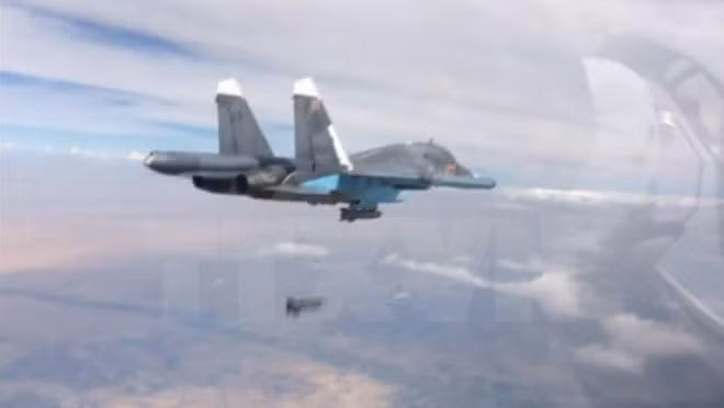 Máy bay chiến đấu Su-34 của Nga thả bom oanh tạc các mục tiêu IS tại Syria. (Nguồn: Reuters/TTXVN)