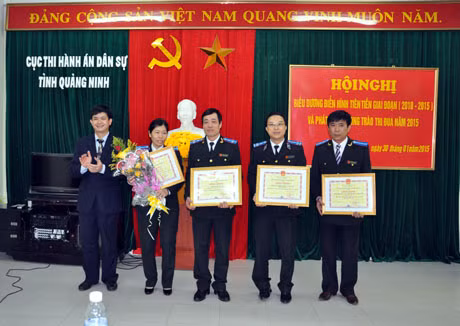Đồnng chí Lê Quang Tùng tặng bằng khen của UBND tỉnh cho các tập thể, cá nhân có thành tích xuất sắc trong phong trào thi đua công tác thi hành án