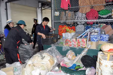 các hộ dân di chuyển nốt hàng ra khỏi Khu C của chợ chiều ngày 24-1