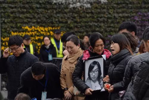  Thân nhân của các nạn nhân trong vụ giẫm đạp ở Thượng Hải. Ảnh: AFP