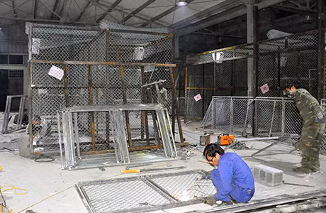 Đó là những phần việc phía ngoài trời. Còn phần việc phía trong các nhà chợ hiện nhà chợ số 3, số 2 cơ bản hoàn thành, các tổ thợ nề đang tập trung hoàn thiện nhà chợ số 1 nhà chợ có diện tích lớn nhất (diện tích xây dựng 790 m2, bố trí cho 144 điểm kinh doanh) như hoàn thiện nốt các điểm kinh doanh (ảnh 5),