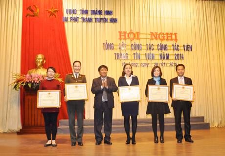 Các cá nhân có thành tích xuất sắc năm 2014 nhận giấy khen của Đài PTTH Quảng Ninh.