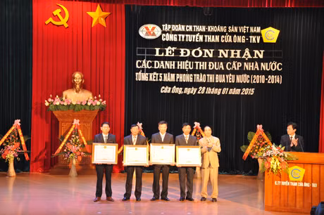 Đồng chí Vũ Thành Lâm, Thành viên HĐTV, Phó TGĐ TKV trao bằng khen của Thủ tướng Chính phủ cho 2 tập thể và 2 cá nhân.