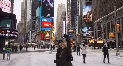 Tuyết không rơi dày ở New York như dự đoán trước đó. Ảnh: Reuters