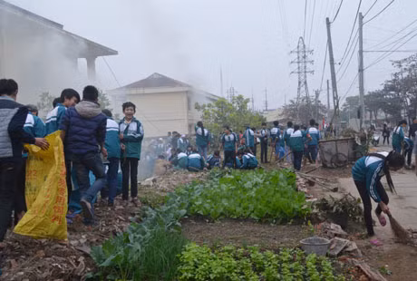 ĐVTN và hội viên phụ nữ phường Ninh Dương vệ sinh môi trường tại khu vực chợ Ninh Dương