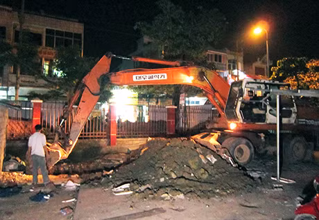 Ngay tối 24-1 đơn vị thi công Công viên cây xanh đã đưa máy vào san những điểm các tiểu thương bàn giao và tháo dỡ xong vật liệu các ki ốt cũ (ảnh 1).