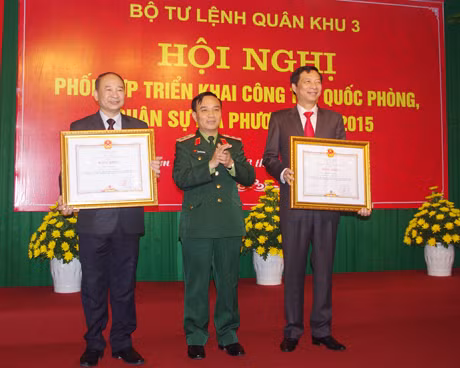 Đồng chí Nguyễn Văn Đọc, Phó Bí thư Tỉnh ủy, Chủ tịch UBND tỉnh cùng Chủ tịch UBND tỉnh Thái Bình được nhận bằng khen của Thủ tướng Chính phủ. Ảnh Đức Việt (Báo Quân khu 3).