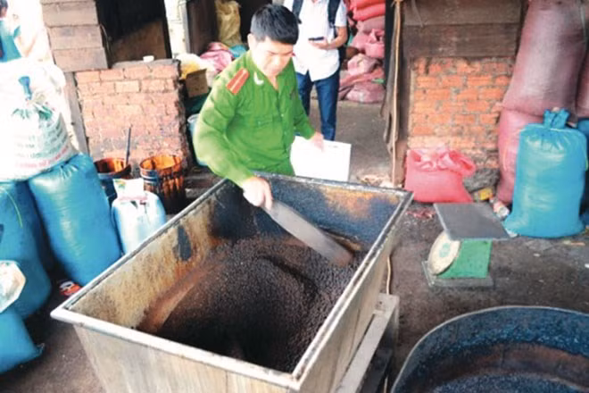 Đường hóa học và hóa chất dùng chế biến càphê tại cơ sở của ông Quang (xã Hòa Khánh, TP.Buôn Ma Thuột, Đắc Lắc).
