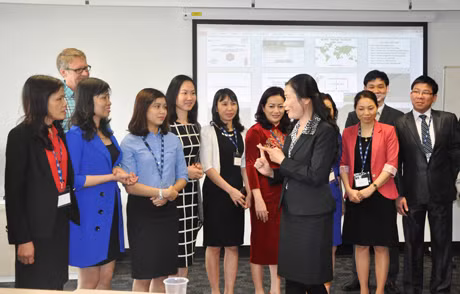 Đồng chí Đỗ Thị Hoàng, Phó Bí thư Thường trực Tỉnh ủy trao đổi với các học viên tham gia khóa học.