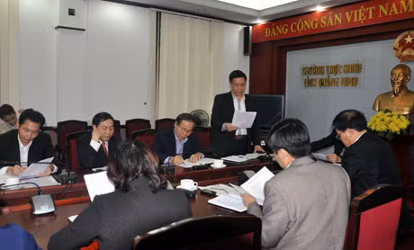 Đồng chí Trần Xuân Cương, Ủy viên Thường trực HĐND tỉnh báo cáo kết quả công tác chủ yếu tháng 1-2015 tại cuộc họp